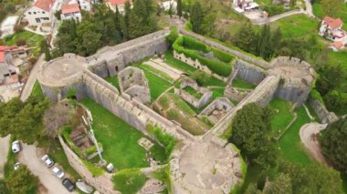 Yavaş çekim video. The Fortress Spanjola ya da Herceg-Novi 'deki İspanyol kalesi. Karadağ 'ın tatil beldeleri.