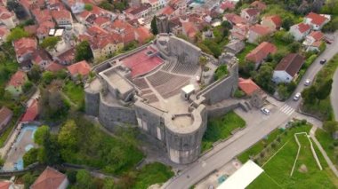 Kanli Kula Kalesi 'nin ya da Boka Kotor Körfezi' nin girişindeki Herceg Novi 'nin merkezindeki kanlı kulenin klibi. Karadağ 'ın tatil beldeleri.