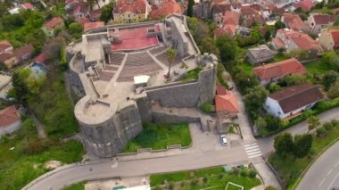 Kanli Kula Kalesi 'nin ya da Boka Kotor Körfezi' nin girişindeki Herceg Novi 'nin merkezindeki kanlı kulenin klibi. Karadağ 'ın tatil beldeleri.