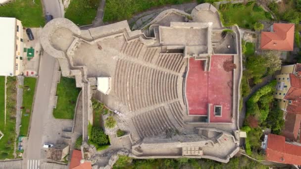 Kanli Kula FortressまたはBoka Kotor Bayの入り口にある沿岸都市Herceg Noviの中心部にある流血の塔の空中ビデオ モンテネグロの旅行先 — ストック動画