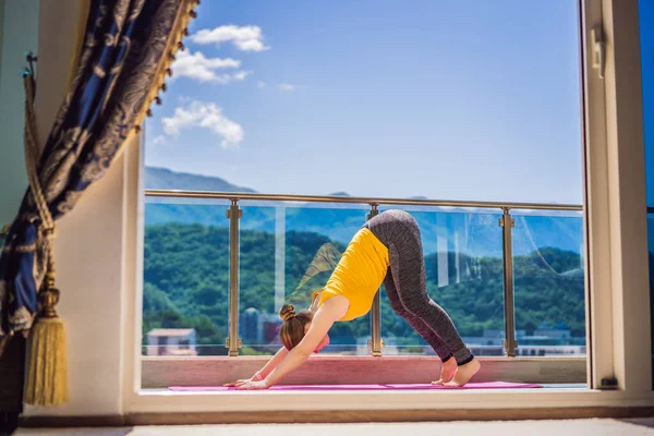 Beautiful Woman Doing Yoga Outdoors Rooftop Terrace — Stock Photo, Image