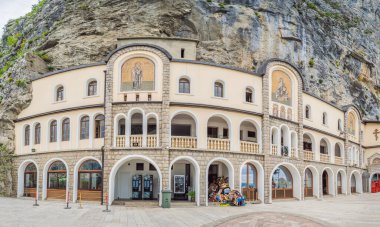 Ostrog Manastırı, Karadağ 'ın Ostroska Greda kentindeki büyük kayanın tepesindeki Sırp Ortodoks Kilisesi dikey bir arka plana karşı yer alıyor. Ostrog 'lu Aziz Basil' e ithaf edilmiştir..
