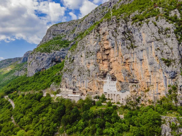 Ostrog Manastırı, Karadağ 'ın Ostroska Greda kentindeki büyük kayanın tepesindeki Sırp Ortodoks Kilisesi dikey bir arka plana karşı yer alıyor. Ostrog 'lu Aziz Basil' e ithaf edilmiştir..