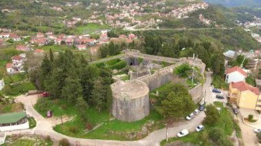 Yavaş çekim video. The Fortress Spanjola ya da Herceg-Novi 'deki İspanyol kalesi. Karadağ 'ın tatil beldeleri.