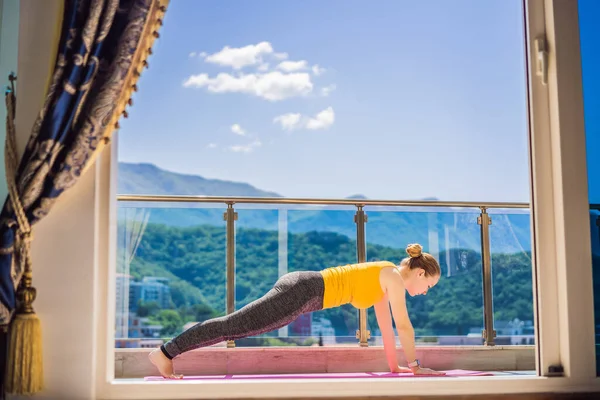 Bella Donna Che Yoga All Aperto Una Terrazza Panoramica — Foto Stock