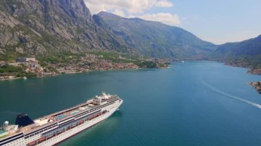 Hava videosu. Büyük bir gemi Boka Kotor Körfezi 'nden geçiyor. Karadağ 'da yaz. Yavaş çekim..