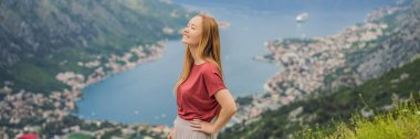 BANNER, Kotor 'un manzarasından hoşlanan eski kadın turist. Karadağ. Kotor Körfezi, Kotor Körfezi, Boka Kotorska ve eski şehrin duvarları. Karadağ 'a seyahat. Kotor 'un tahkimatları devrede