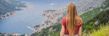 BANNER, Kotor 'un manzarasından hoşlanan eski kadın turist. Karadağ. Kotor Körfezi, Kotor Körfezi, Boka Kotorska ve eski şehrin duvarları. Karadağ 'a seyahat. Kotor 'un tahkimatları devrede