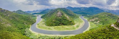 BANNER, Skadar gölü kıyısındaki Rijeka Crnojevica Nehri 'nin uzun eski kanyonu. Karadağ 'ın en ünlü manzaralarından biri. Nehir, dağlar arasında bir dönüş yapar ve geriye doğru akar..