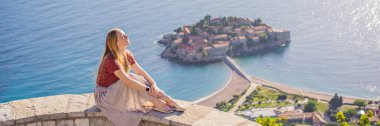 BANNER, BANNONG eski kadın turist St. Stephen, Sveti Stefan 'ın Budva Riviera, Budva, Karadağ' daki güzel manzarasının arka planında. Karadağ 'a Seyahat.