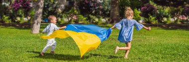 BANNER, Ukrayna bayrağı taşıyan eski Ukraynalı çocuklar. Dışarı çıkın. Avrupa 'da savaş sorunu kavramı, ailelerin ve çocukların desteği, göçmenler, göç, vatanseverlik, annelik.