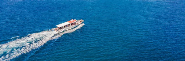 Ferry Boot Met Toeristen Beweging Drijft Turquoise Water Drone Zicht — Stockfoto