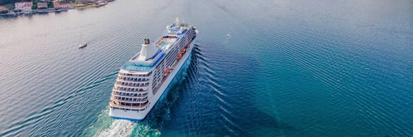 Banner Long Format Luksusowy Liniowiec Pasażerski Zatoce Kotor Podróżą Powracającą — Zdjęcie stockowe