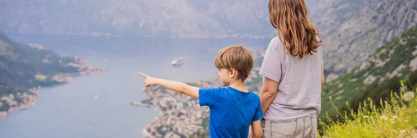 バナー ロングフォーマット母と息子の旅行者は コトルの景色を楽しんでいます モンテネグロ コトル湾 コトル湾 ボカコトルカ湾 城壁のある旧市街 モンテネグロの概念への旅行 要塞化 — ストック写真