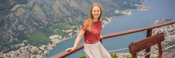 Banner Kotor Manzarasından Hoşlanan Eski Kadın Turist Karadağ Kotor Körfezi — Stok fotoğraf