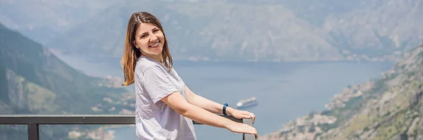 Banner Kotor Manzarasından Hoşlanan Eski Kadın Turist Karadağ Kotor Körfezi — Stok fotoğraf
