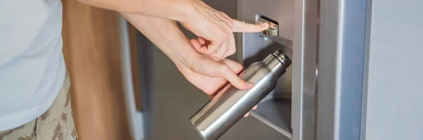 Männliche Hand Gießt Kaltes Wasser Und Eiswürfel Eine Metallflasche Aus — Stockfoto