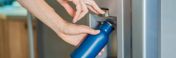 Man Hand Häller Kallt Vatten Och Isbitar Metallflaska Från Dispenser — Stockfoto