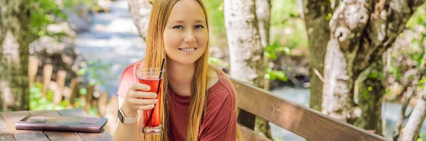バナー ロングフォーマット夏に健康的な果物や野菜ジューススムージーを飲む女性 オーガニックドリンクを楽しむ幸せな女の子 — ストック写真
