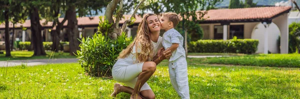 Banner Lang Format Jonge Mooie Moeder Speelt Met Haar Kind — Stockfoto