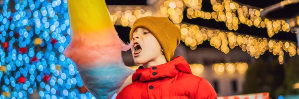 Junge Mit Zuckerwatte Auf Dem Weihnachtsmarkt Glückliches Kind Auf Dem — Stockfoto