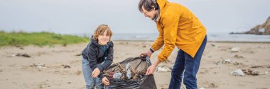 BANNER, LONG eski baba ve oğlu eldivenlerle plajı temizliyor kirli denizi temizleyen plastik torbaları topluyor. Çocukların doğal eğitimi. Sahildeki kumun üzerine çöp dökülmesi sorunu...