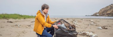 BANNER, BANNON eski plastik çöp. Deniz ve okyanus kirliliği. Plaj temizliği. Genç adam kumsalda kullanılmış plastik şişe topluyor. Çevreci aktivist çöp topluyor. Dünyamızı kurtar. Doğa