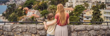 BANNER, eski annem ve oğlu turistler Herceg Novi 'nin eski kasabasında. Herceg Novi 'nin tarihi ve turistik merkezi. Karadağ.