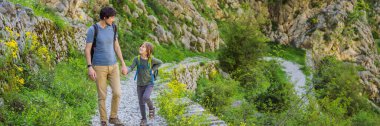 Aile seyahati - baba ve oğul Karadağ 'ın dağlarında yürüyüş yapıyor, Kotor. BANNER, BÜYÜK
