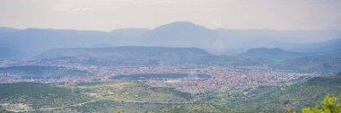 Karadağ 'ın Podgorica kentinde panoramik manzara. Dağın tepesinden bak. Dağ şehrinin panoramik manzarası. BANNER, BÜYÜK