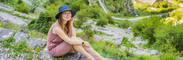 Жінки Туристи Горах Чорногорії Котор Небезпека Лонґ Формат — стокове фото