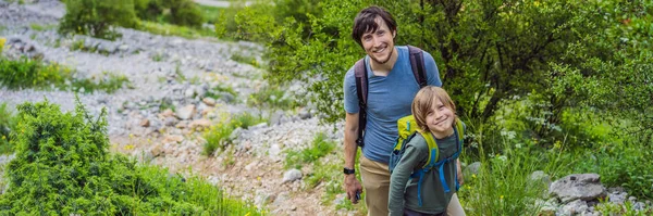 Aile Seyahati Baba Oğul Karadağ Dağlarında Yürüyüş Yapıyor Kotor Banner — Stok fotoğraf