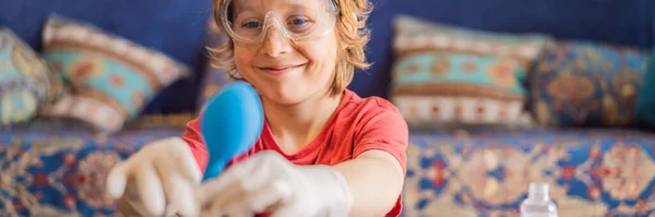 班内尔 长形男孩在家里做化学实验 戴防护眼镜的儿童学习使用滴注液体检测试管 高加索 生物化学 化学课 家庭学校 — 图库照片