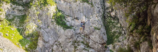 家族旅行 父と息子モンテネグロ コトルの山の中でハイキング バナー ロングフォーマット — ストック写真