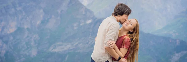 モンテネグロのグロ ソコロボ渓谷の息をのむようなパノラマビューを背景に バナー ロングフォーマットの男性と女性の幸せなカップル観光客 前景には山があり その平らな面は — ストック写真