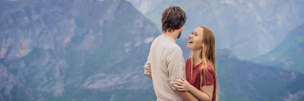 モンテネグロのグロ ソコロボ渓谷の息をのむようなパノラマビューを背景に バナー ロングフォーマットの男性と女性の幸せなカップル観光客 前景には山があり その平らな面は — ストック写真