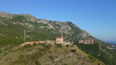 Budva kenti yakınlarındaki Sveti Stefan adasının üzerinde yer alan Saint Sava kilisesinin havadan yavaş çekilen videosu. Karadağ 'a Seyahat.