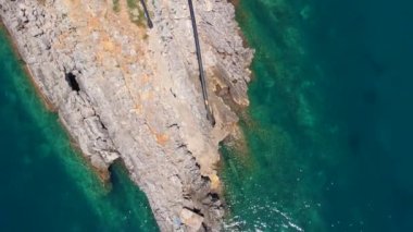 Hava videosu. Kanalizasyon boruları denize açılıyor. Deniz kirliliği kavramı.