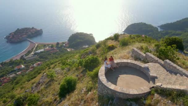 Havadan Yavaş Çekim Videosu Budva Kenti Yakınlarındaki Sveti Stefan Adasının — Stok video