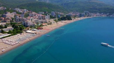 Havadan yavaş çekim videosu. Budva 'daki Becici plajının manzarası. Karadağ 'da yaz mevsimi.