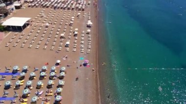 Havadan yavaş çekim videosu. Budva 'daki Becici plajının manzarası. Karadağ 'da yaz mevsimi.