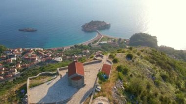Budva kenti yakınlarındaki Sveti Stefan adasının üzerinde yer alan Saint Sava kilisesinin havadan yavaş çekilen videosu. Karadağ 'a Seyahat.