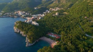 Budva şehrindeki Queen Park ve Przno plajlarının hava görüntüleri. Sveti Stefan adasına yakın bir yerde. Karadağ 'a Seyahat.