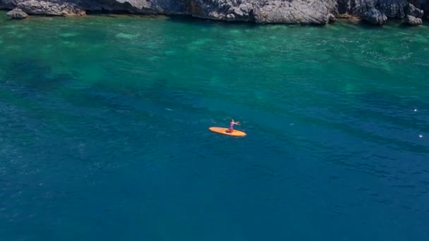 Giovane Donna Stand Paddle Board Sup Rastrellare Tra Rocce Beatificanti — Video Stock