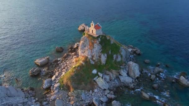 慢动作空中视频 位于彼得罗瓦茨市附近海面上一个小岛上的Sveta Nedelja基督教教堂 岛上上空飞舞着大量的小弹珠 — 图库视频影像