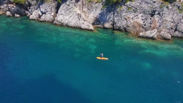Mujer Joven Stand Paddle Board Sup Rawing Entre Rocas Beatyful — Vídeos de Stock