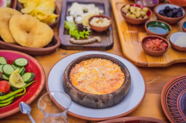 Menemen, Türk kahvaltısı, biberli ve domatesli yumurtalar, üst manzara.