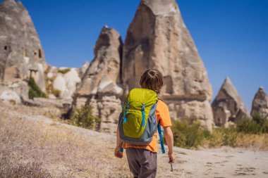 Kapadokya 'daki Aşk Vadisi' nde eşsiz jeolojik oluşumların arka planında erkek turist, Türkiye 'de popüler bir seyahat merkezi. Türkiye konseptinde çocuklarla seyahat.