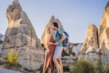 Kapadokya 'daki Aşk Vadisi' nde eşsiz jeolojik oluşumların arka planında yer alan mutlu çift turistler, Türkiye 'de popüler seyahat merkezleri.