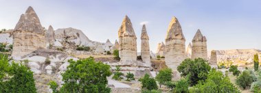 Kapadokya 'daki Aşk Vadisi' nde eşsiz jeolojik oluşumlar, Türkiye 'de popüler seyahat merkezleri.